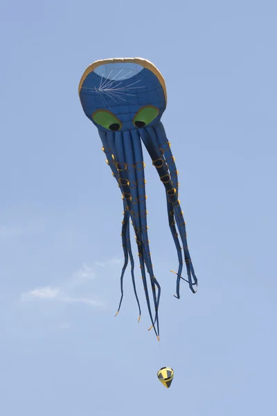 青いタコ凧 — ストック写真