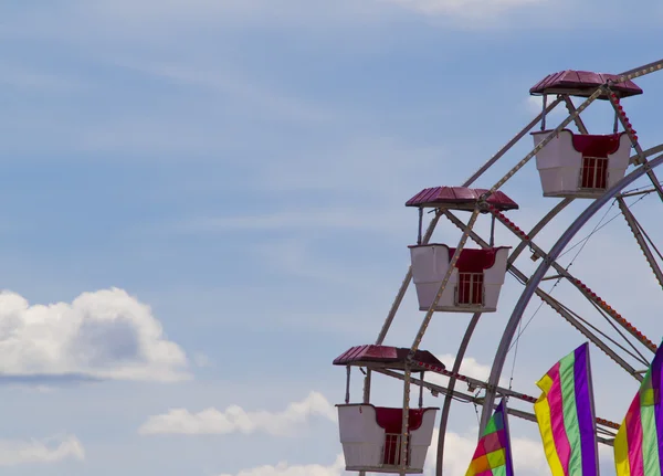 Grande roue contre un ciel bleu — Photo