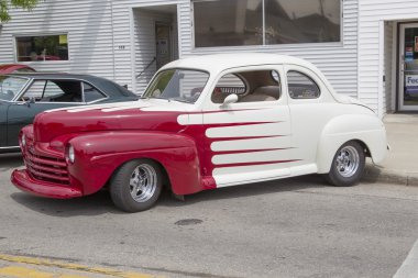 Vintage kırmızı ve beyaz ford coupe yan görünüm