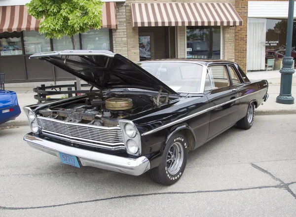 Black Ford Custom 500 1965 — стоковое фото