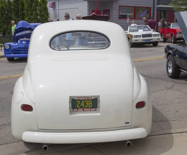 Vintage kırmızı ve beyaz ford coupe arka görünüm — Stok fotoğraf