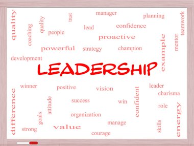 bir beyaz tahta üzerinde liderlik kelime bulutu kavramı