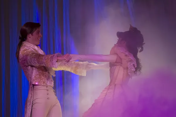 Belle et prince dansant — Zdjęcie stockowe