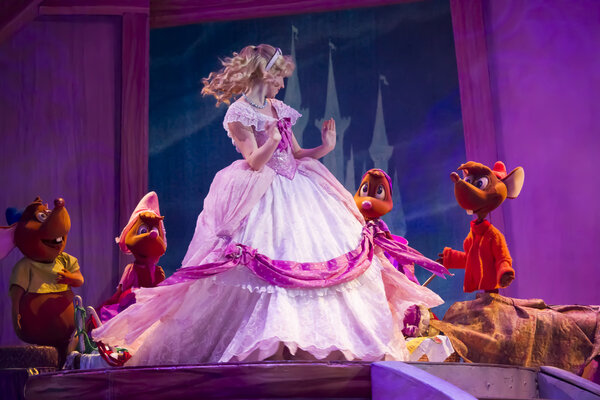 Золушка и мыши с новым платьем
