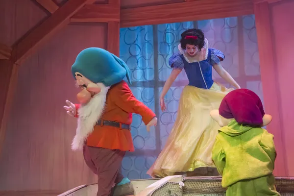 Grumpy e Dopey e Branca de Neve — Fotografia de Stock