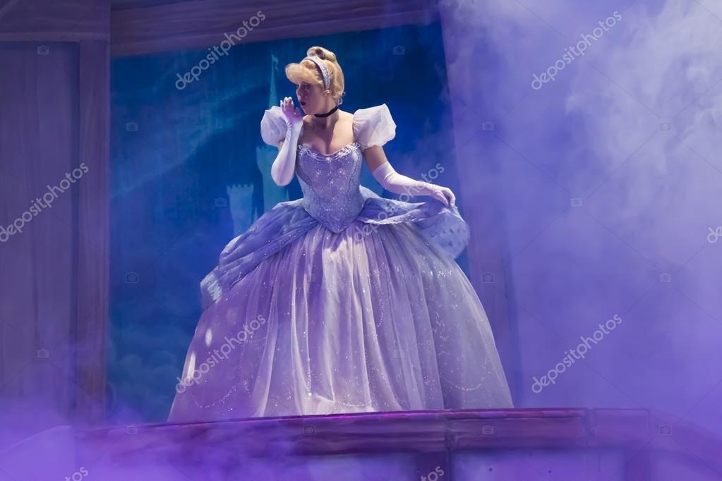 Cinderella dalam gaun baru Foto Editorial Stok mybaitshop 45057217