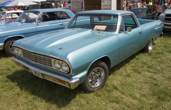 Toz mavi chevy el camino yan görünüm — Stok fotoğraf