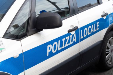 La Spezia, İtalya - 7 Ekim 2021 - Yerel Polis (Metropolitan Police) devriye aracının yanında yazılı.