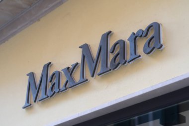 La Spezia, İtalya - 12 Ekim 2021 Bir mağaza zincirinin girişindeki Max Mara tabelası.