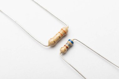 Beyaz arkaplan ile karşılaştırıldığında 0.5w ve 0.25w direnç