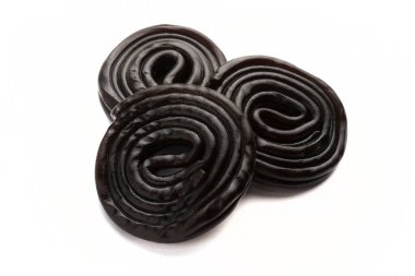 Meyan kökü tekerlekleri beyaz arkaplanda izole edilmiş şeker