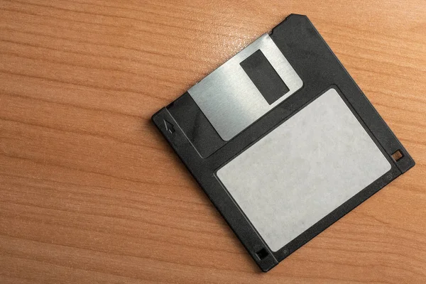 Régi Fekete Floppy Lemez Üres Címkével Egy Asztalon — Stock Fotó