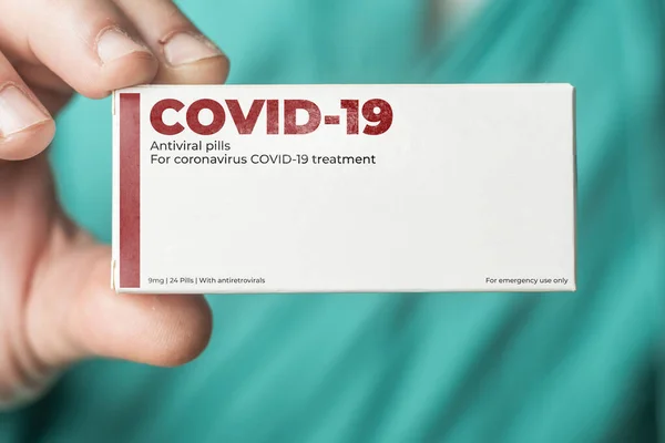 Dokter Toont Een Doos Coronavirus Covid Antivirale Pillen — Stockfoto
