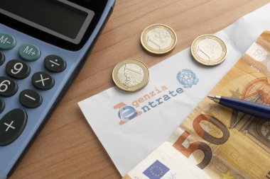 Carrara. İtalya - 18 Ocak 2022 - Gelir dairesinden (agenzia delle entrate) 50 avro banknot, 1 avro sikke ve bir hesap makinesiyle gelen mektup