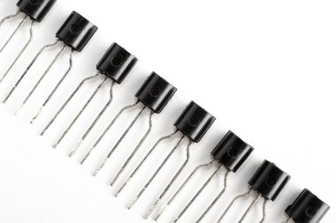 Beyaz arkaplanda elektronik fet satırı