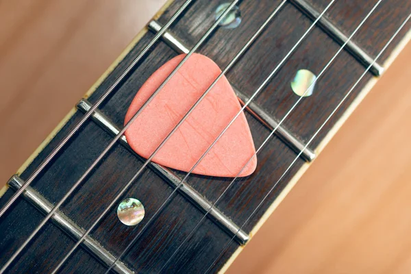 Gitaarpluk Rustend Het Fretboard Onder Snaren — Stockfoto