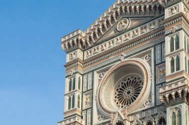 Floransa Katedrali: Santa Maria del Fiore Kilisesi 'nin cephesinin ayrıntıları.
