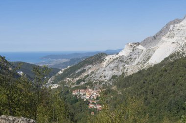 Carrara, Toskana 'daki Akdeniz manzaralı İtalyan mermer ocağı.