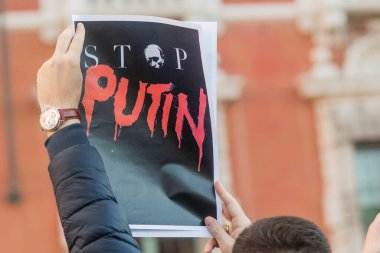 Sahip, İtalya - 26 Şubat 2022 - Adam Ukrayna 'daki savaşa karşı bir protesto işareti gösteriyor