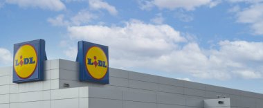 Sahip, İtalya - 11 Mart 2022 - Alman süpermarket zinciri Lidl 'in işaretleri