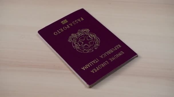 Passaporto Italiano Rallentatore Tavolo Legno — Video Stock