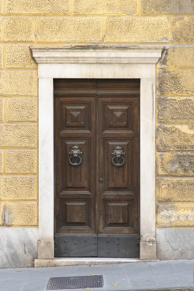 Ancient Wooden Door Italian Marble Portal Yellow Renaissance Building — Stock Photo, Image