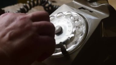 Adam klasik bir telefon hattıyla 911 'i arıyor.