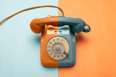 Teal ve turuncu retro disk arkaplanda telefon