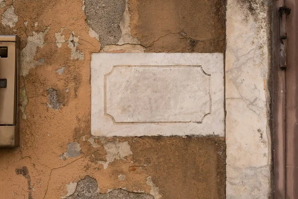 Blank Marble Plate Yellow Concrete Old Wall — Stock Photo, Image