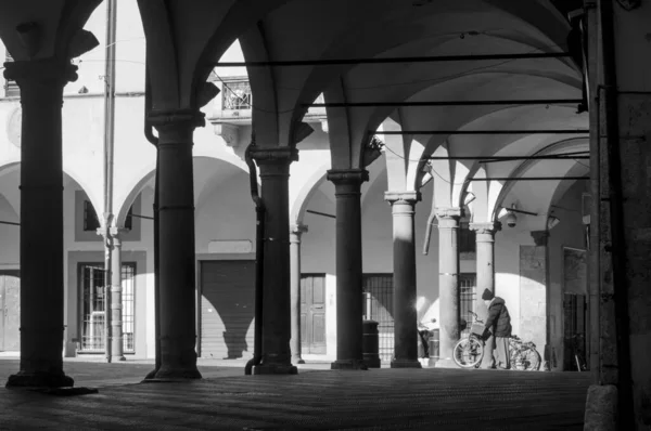 Person Covid Mask Pushes Bicycle Colonnade Empty Square Due Lockdown — Stock Photo, Image