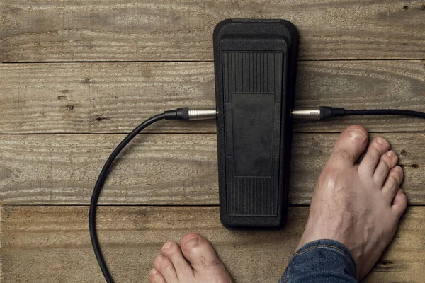 Barefoot Guitar Player Uses Wah Wah Pedal Wooden Floor — Stock fotografie