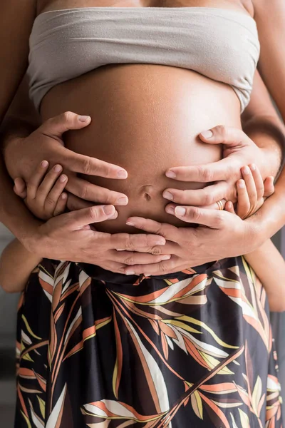 Familia Cogida Mano Vientre Madre Embarazada — Foto de Stock