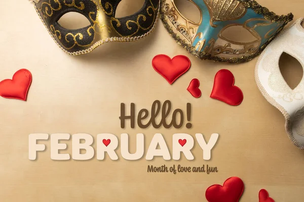 Γεια Σας Φεβρουάριος Καρναβάλι Μάσκες Και Καρδιές Ένα Ξύλινο Τραπέζι — Φωτογραφία Αρχείου