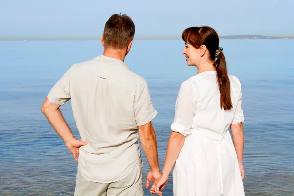 Los enamorados mirando al mar — Foto de Stock