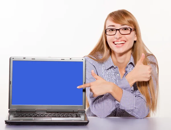 İş kadını dizüstü bilgisayarı kopyalama alanı ile gösteriyor — Stok fotoğraf