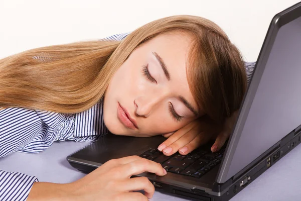 Jovem empresária dormindo no laptop — Fotografia de Stock