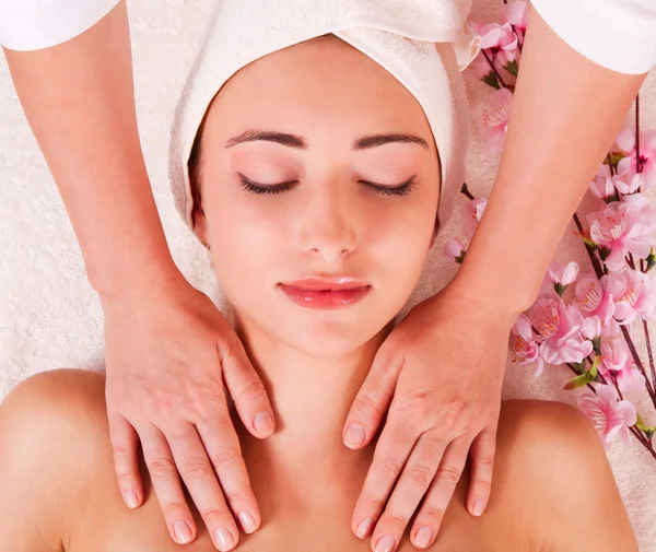 Mujeres hermosas relajarse en el spa — Foto de Stock