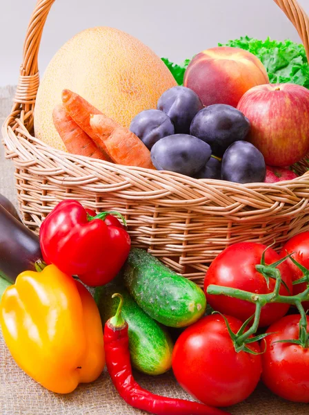 Frutas e legumes em cesto — Fotografia de Stock