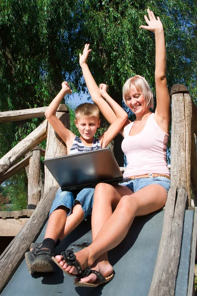 Niño y mujer con aire libre — Foto de Stock