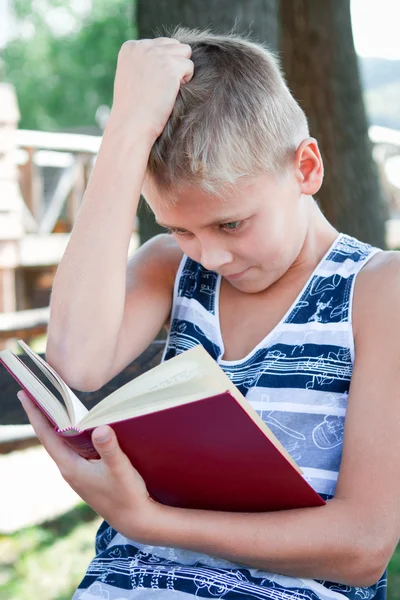 Garçon lit un livre — Photo