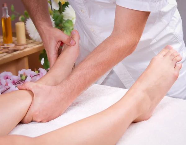 Kobiecy masaż stóp — Zdjęcie stockowe