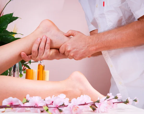 Vrouwelijke voetmassage in de spa — Stockfoto