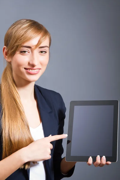 Ung kvinna visar en TabletPC. — Stockfoto