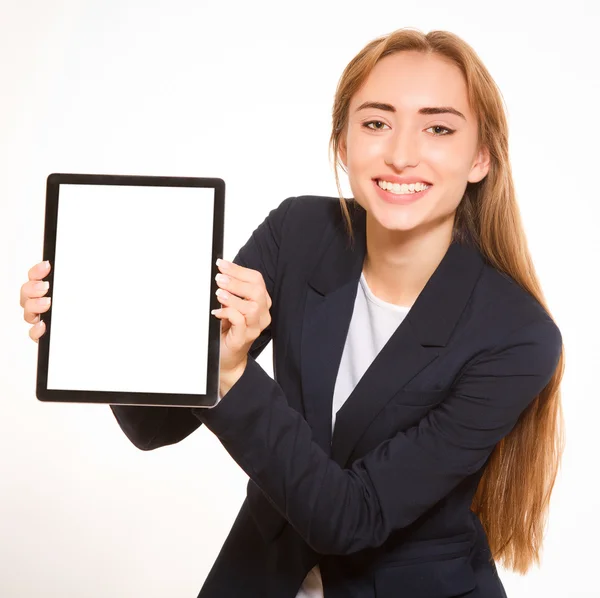 Молодая женщина показывает планшетный компьютер . — стоковое фото