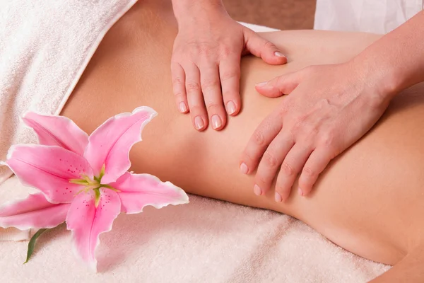 Masaje cuerpo mujeres en spa — Foto de Stock