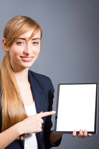 Junge Frau zeigt einen Tablet-PC. — Stockfoto