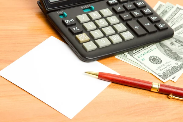 Pero, kalkulačka a peníze zblízka. — Stock fotografie