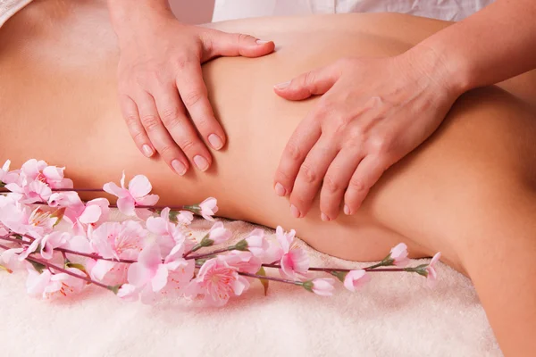 Corpo de massagem das mulheres relaxar no spa — Fotografia de Stock
