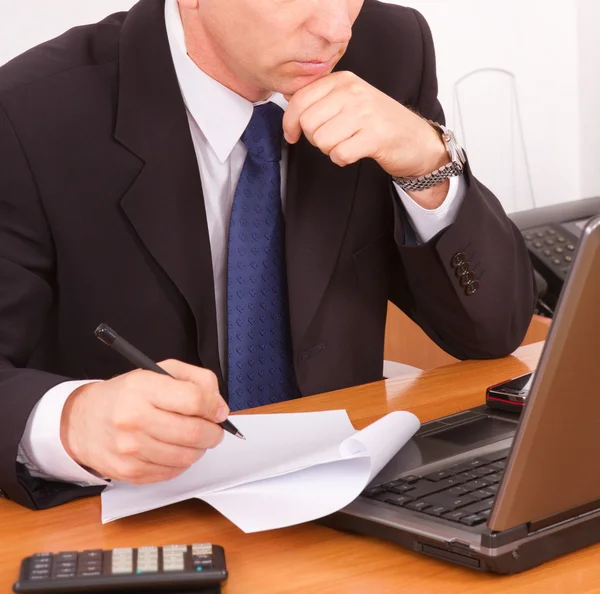 Geschäftsmann arbeitet an einem Laptop. — Stockfoto