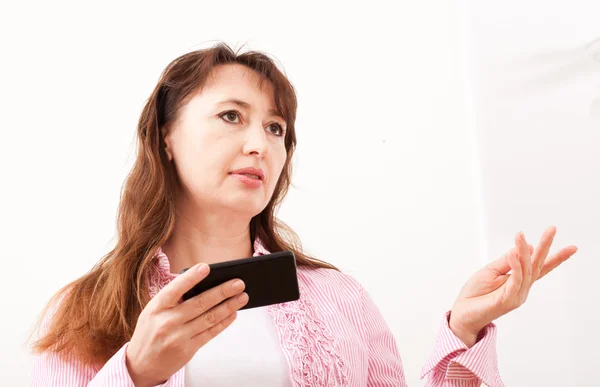 Mujer sosteniendo un smartphone. —  Fotos de Stock